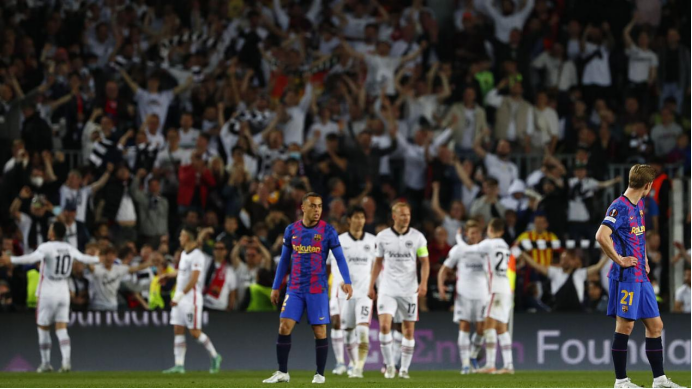  法兰克福球迷抗议俱乐部转会决策引争议  